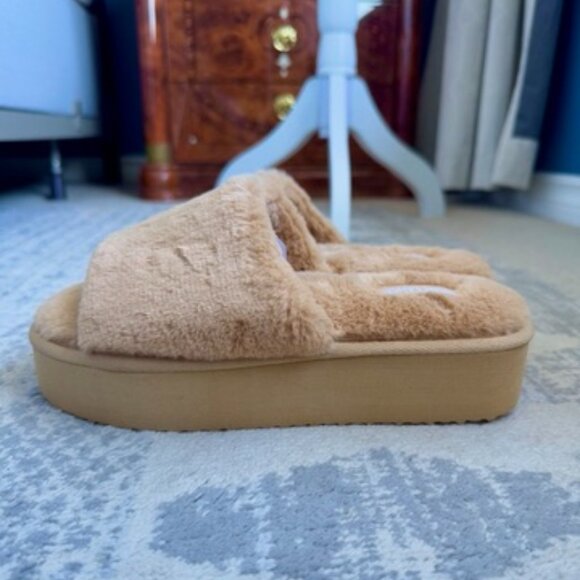 Muk Luks Kirstey Tan Fuzzy Platform Slippers NWOT - Picture 3 of 11